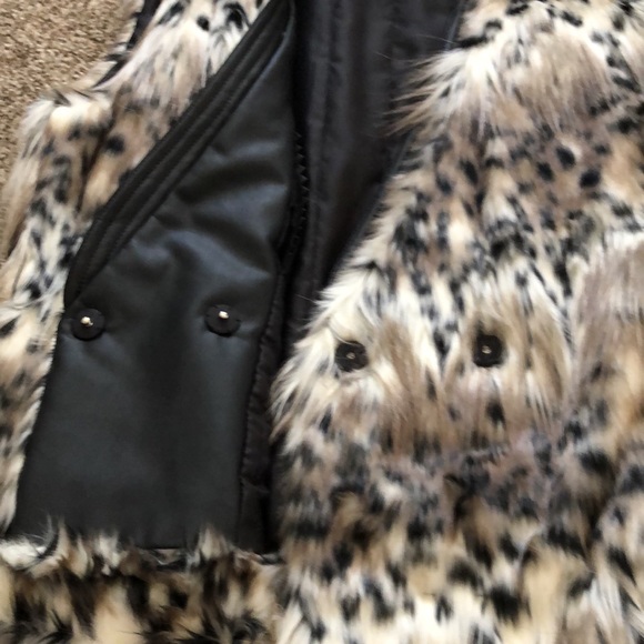 June, by June Ambrose extra large faux fur leopard print vest. - Picture 5 of 13